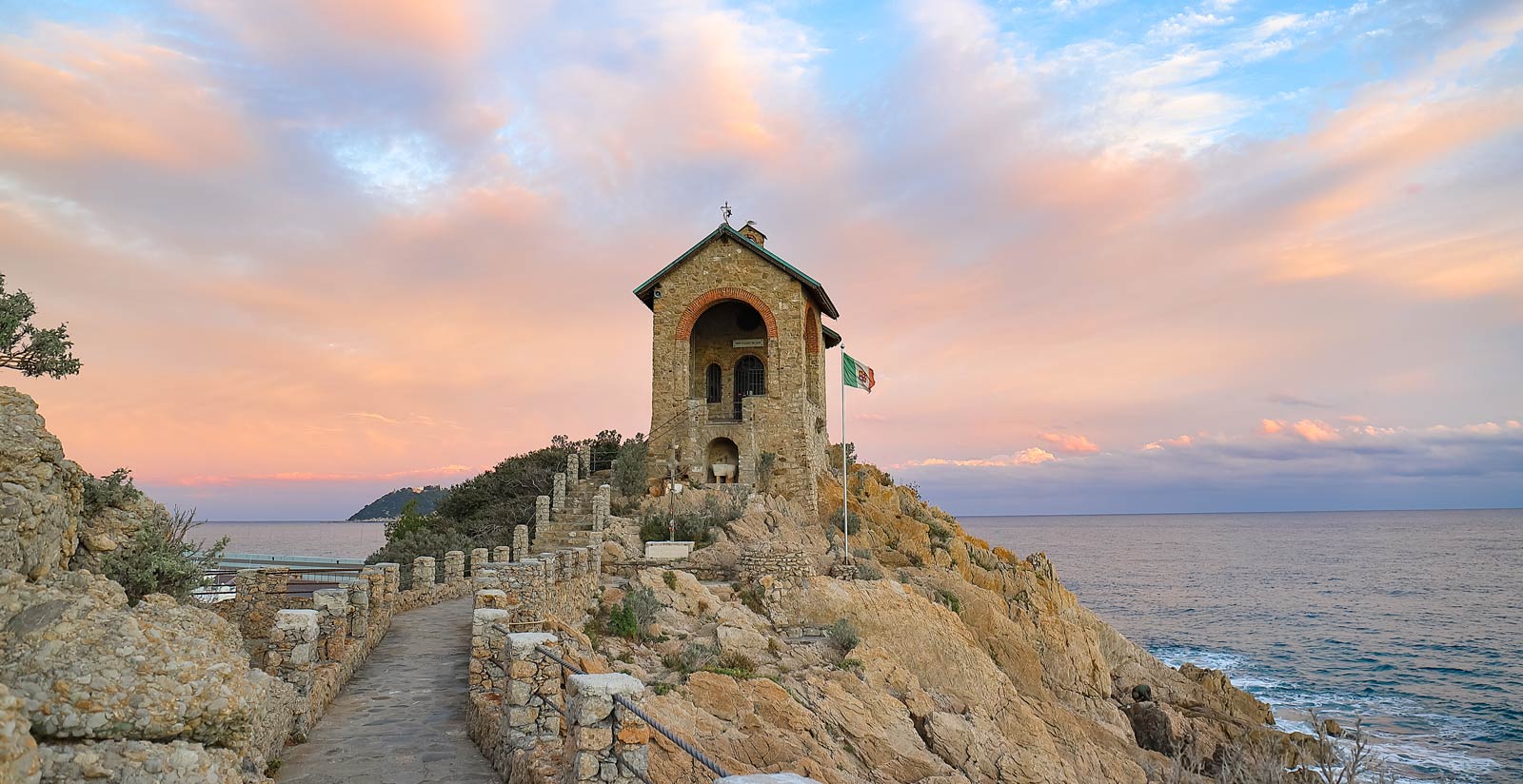 foto cappelletta porto di Alassio